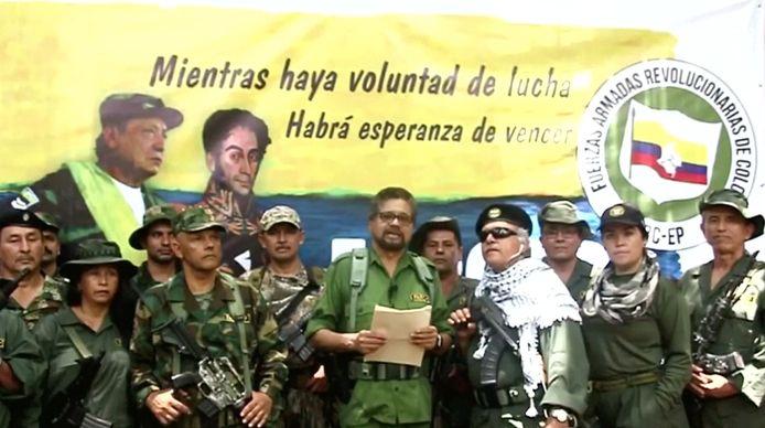 Ex-FARC-commandant Iván Márquez verscheen geflankeerd door gewapende mannen en vrouwen in een video. De voormalige rebellenleider verwijt de Colombiaanse regering het vredesakkoord met zijn ontbonden guerrillabeweging onvoldoende na te leven.