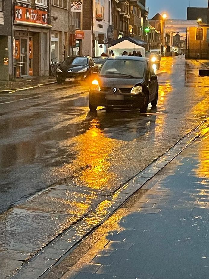 Het voertuig liep lichte schade op.