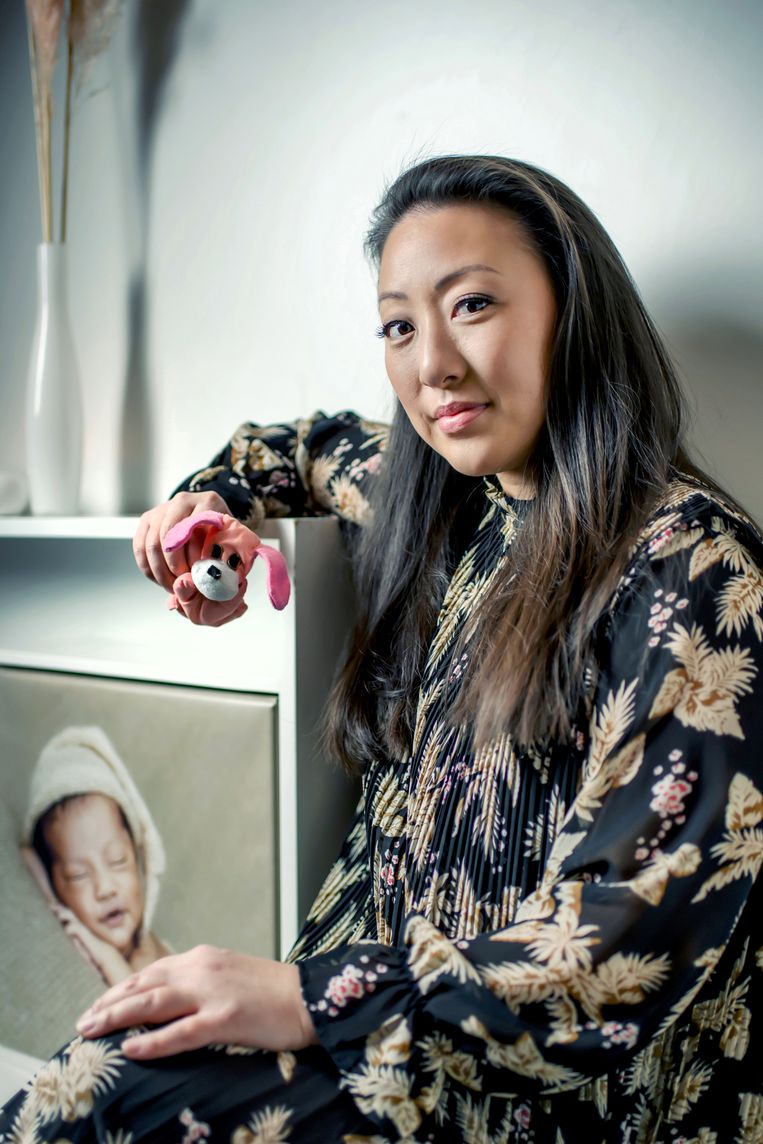 Min Hee Bervoets: ‘Een voorbij­ganger zag me liggen in de inkomhal van een leegstaand kantoor
in de stad Donghae.’ Beeld Geert Van de Velde