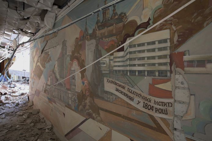Een muurschildering toont de geschiedenis van de universiteit van Charkiv. Het universiteitsgebouw is volledig vernield door een Rusissche raketaanval. (Beeld 6 juli 2022)