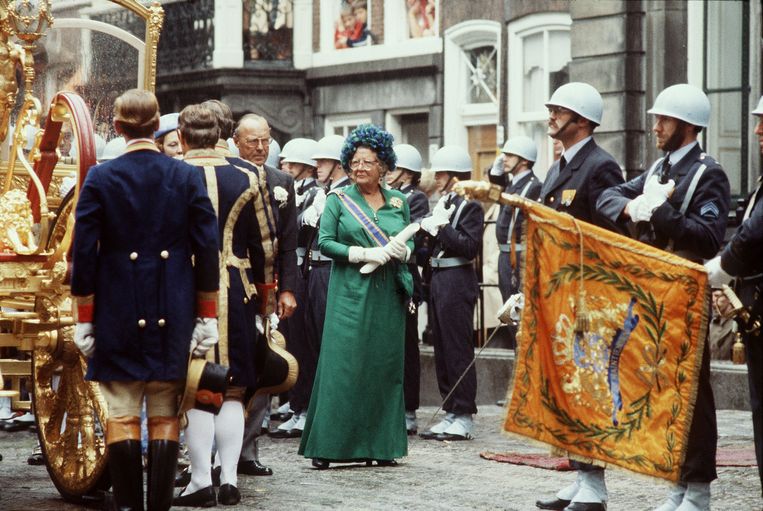 Koningin Juliana en prins Bernhard voor paleis Lange Voorhout, op het punt in te stappen in de Gouden Koets voor de troonrede in de Ridderzaal in 1979. Beeld Hollandse Hoogte /  ANP