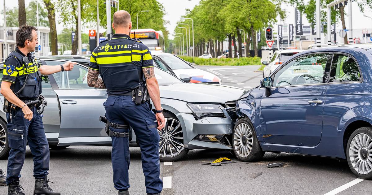 Vrouw gewond bij botsing tussen autos in Tilburg.
