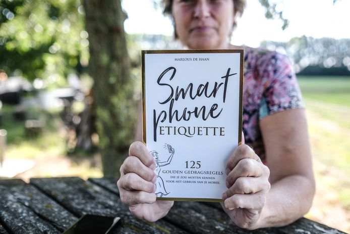 Marlous de Haan heeft een boek geschreven over het verantwoord gebruik van de smartphone.