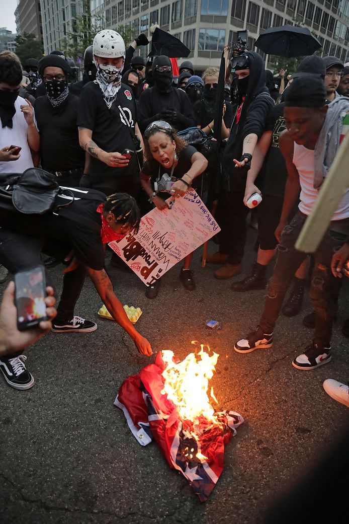 Tegenbetogers verbranden de Confederatievlag, een symbool van slavernij en onderdrukking.