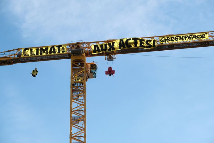 Greenpeaceactivisten beklimmen hijskraan bij de Parijse kathedraal Notre-Dame en hangen spandoek op.