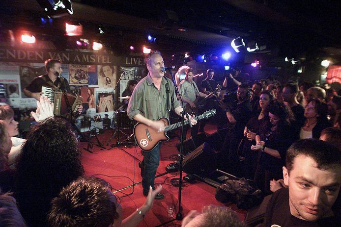De band Rowwen Hèze (met op de voorgrond zanger/gitarist Jack Poels) speelde in 2000 in café Wilhelmina tijdens het evenement Vrienden van Amstel.