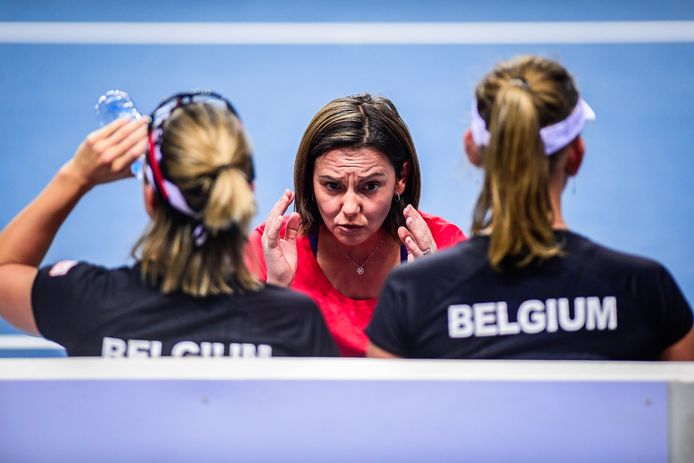 Kapitein Dominique Monami spreekt Elise Mertens en Kirsten Flipkens toe in het verloren dubbelspel tegen Frankrijk.
