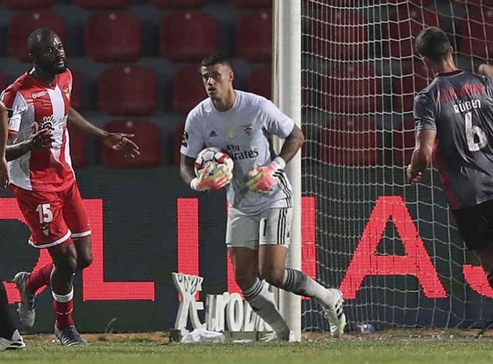 Mile Svilar eindelijk nog eens in actie bij Benfica.