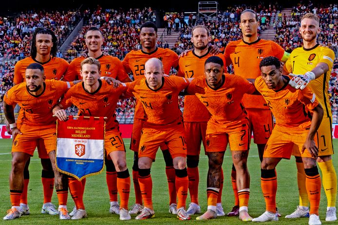 Omgekeerde Prime module Spelers Oranje eren hun oude amateurclubs door dragen van shirt | Nederlands  voetbal | AD.nl