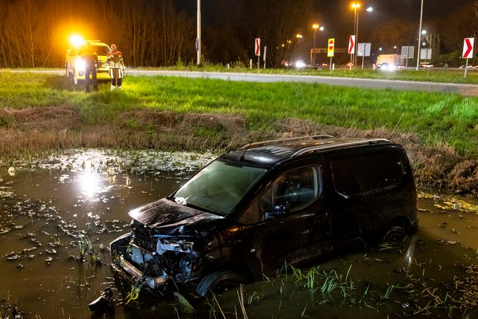 Een automobilist is langs de A27 bij Werkendam met zijn auto het water in gereden.