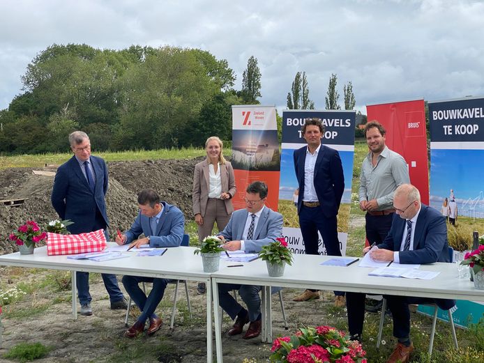 De ondertekening van de koop- en ontwikkelovereenkomsten voor Claverveld fase 2 door de Vlissingse burgemeester Bas van den Tillaar (midden aan tafel) en twee projectontwikkelaars vorig najaar.