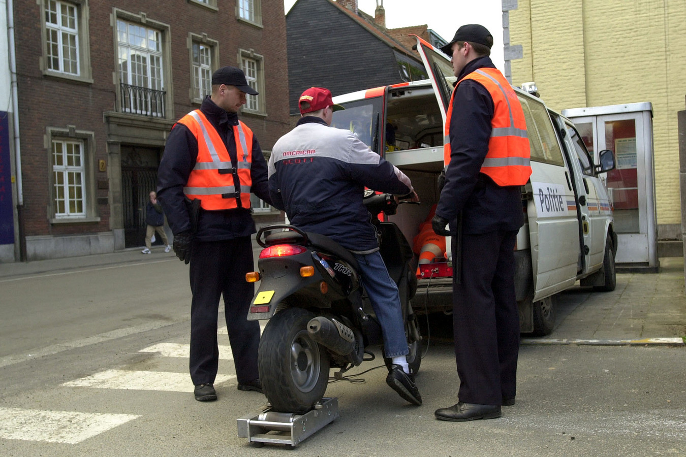 Opgefokte bromfiets haalt 99 per uur “Als toekomstig leerkracht zou u beter moeten weten