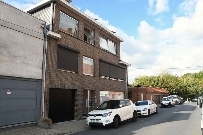 Het stoffelijk overschot van de 49-jarige man werd aangetroffen op de bovenste verdieping van deze woning in de Krekelstraat in Izegem.