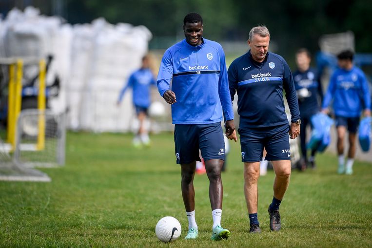 Trainer John van den Brom overlegt met zijn goalgetter van vorig jaar Paul Onuachu, die in de selectie zit voor de match tegen Shaktar. Beeld Photo News