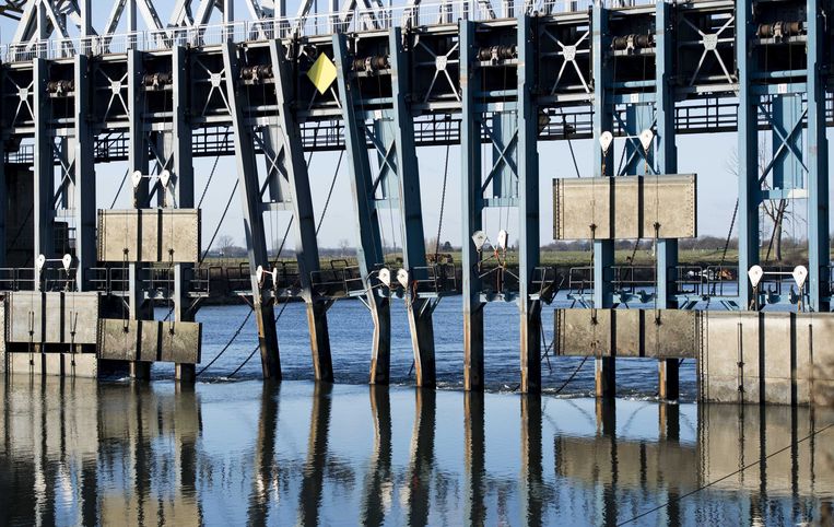 De Thompsonbrug bij Grave. De stuw bij de brug is beschadigd na een aanvaring door een binnenvaartschip in dichte mist.  Beeld ANP