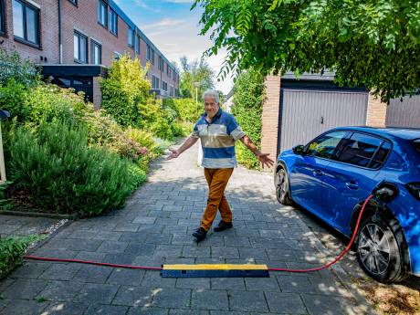 Tegel met kabelgoot voor stekkerauto’s straks misschien toch toegestaan in Eindhoven