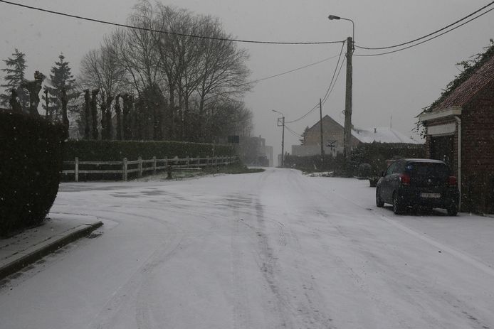 Sneeuw op de landelijke wegen van het Heuvelland