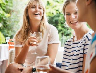 Wij Achterhoekers houden ons glas omhoog en lachen tegen elkaar, omdat we het samen goed hebben