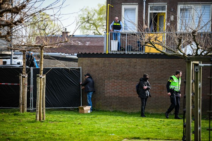 Schermen onttrekken de schuur in Alphen aan het zicht, waarin ‘een aanzienlijke hoeveelheid’ wapens zijn gevonden.