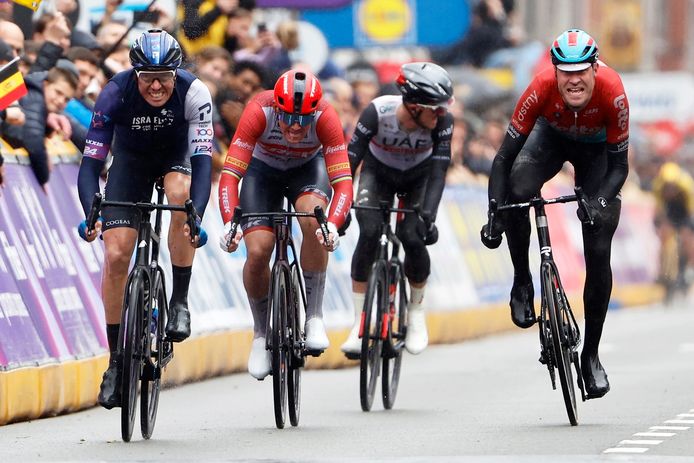 Frederik Frison (r.) probeert aan het einde van Gent-Wevelgem met een laatste krachtinspanning de derde plaats te pakken, maar botst op Sep Vanmarcke (l.).