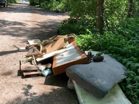 Iemand z’n slaapkamerinrichting kwijt? Opvallende afvaldumping in Rijen