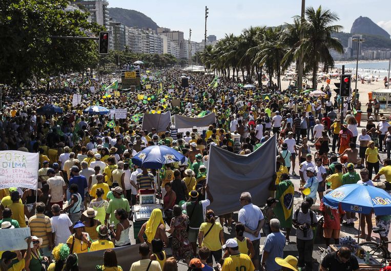 Honderden Braziliaanse demonstranten ruim twee jaar geleden.  Beeld EPA