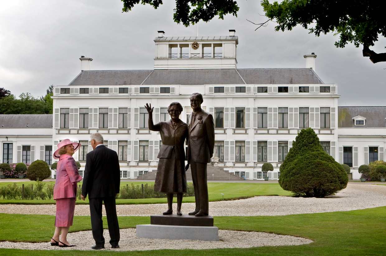  Koningin Beatrix in 2009  bij de onthulling van de beelden van koningin Juliana en prins Bernhard in de voortuin van Paleis Soestdijk.  Beeld ANP