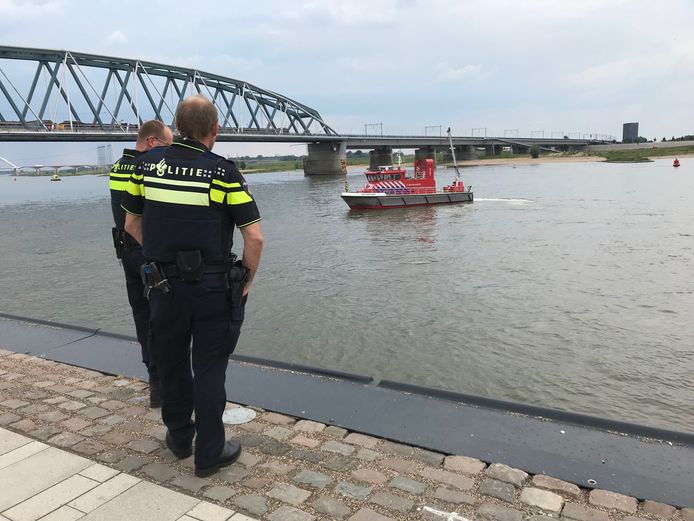 In de Waal bij Nijmegen zocht de politie gisteren enkele uren naar een te water geraakt persoon.