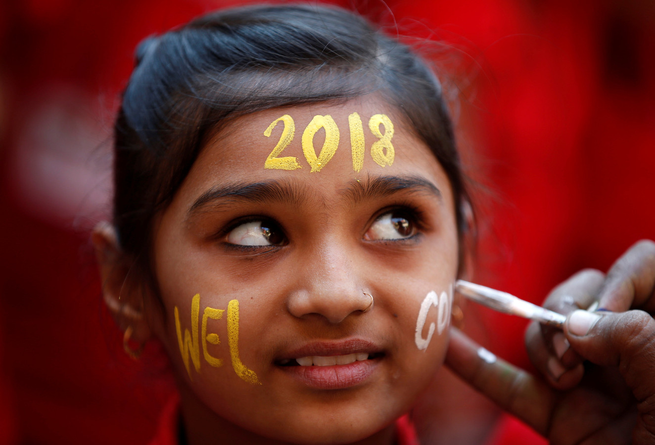 Een Indiaas meisje uit Ahmedabad wordt opgemaakt voor Nieuwjaarsdag. Foto Amit Dave