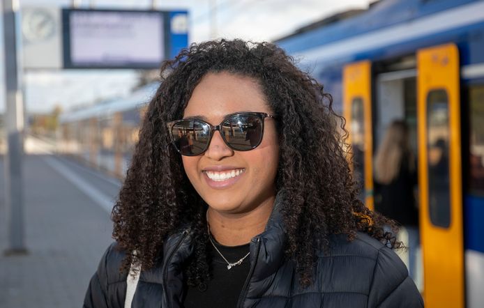 Raynna Rosa Leite op het station in Ede.
