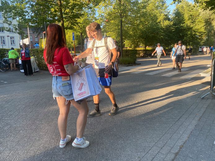 BORNEM - Aan de abdij van Bornem, zo'n 750 meter voor de eindmeet, kregen de wandelaars een goodiebag in ontvangst.