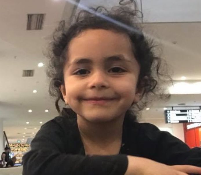 De kleine Alen Alsati ging op 15 maart voor het eerst naar de moskee met haar vader.