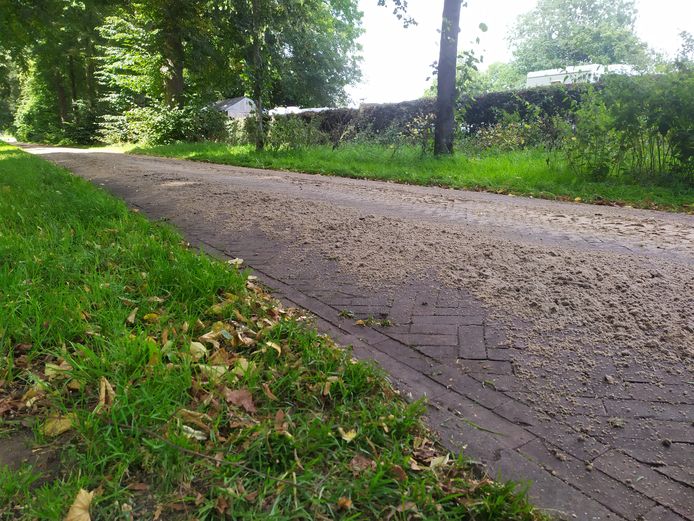 Het fietspad is volledig bestrooid met een laag zand.