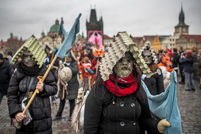 Tsjechen vieren de 28ste verjaardag van de Fluwelen Revolutie en lopen verkleed over de Karelsbrug in Praag. Foto Martin Divisek
