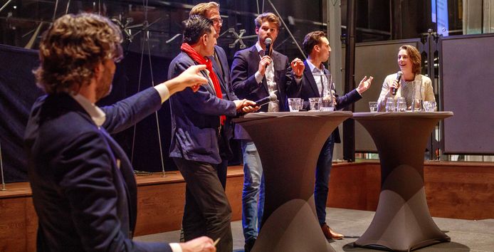 Verkiezingsdebat Klimaat & Energie in Tilburgse LocHal. Met van links naar rechts de discussieleider van de universiteit  verder vertegenwoordigers  van SP, VVD, Groen Links, PvdA en D66.
