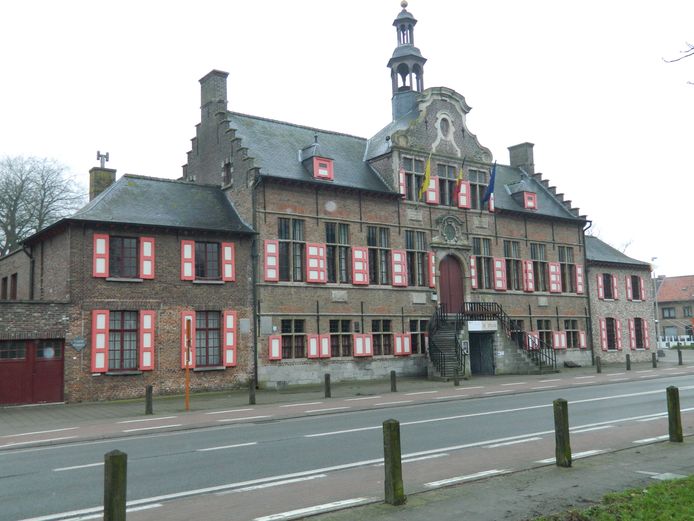 Vroeger stadhuis Kaprijke en kerk Lembeke kleuren binnenkort blauw