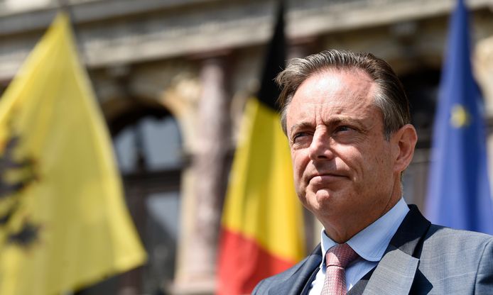 Om 17.54 uur kreeg de politiezone Antwerpen een telefoontje afkomstig van een gezinslid van burgemeester Bart De Wever. Deze had de inbreker op heterdaad betrapt.