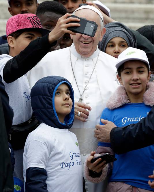 De paus op de foto met zijn jonge gasten.