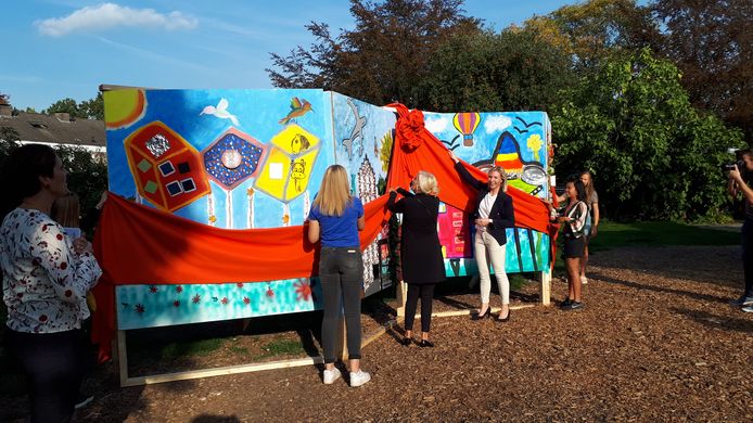 Leerlingen van TCC-locatie Potskampstraat maakten samen met kunstenares Hermine de Vries het kunstwerk in de Palthetuin.