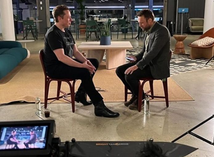 Elon Musk tijdens het interview met BBC-reporter James Clayton.