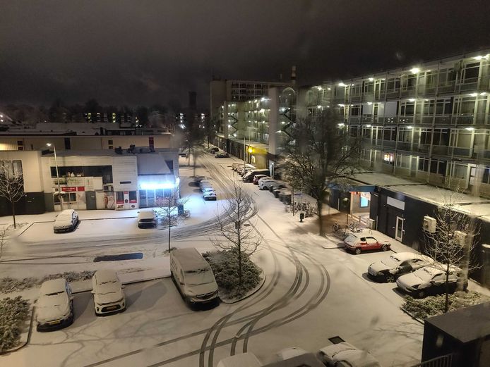 De Westermarkt in Tilburg kleurt door de sneeuwval wit.