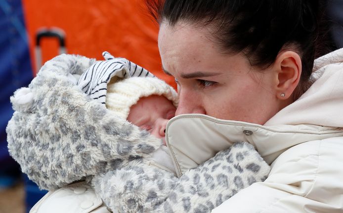 Een Oekraïense mama met haar baby na aankomst in Siret, Roemenië.