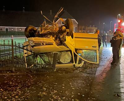 Auto slaat over de kop in Oldebroek en belandt op hek in voortuin: bestuurder zwaargewond
