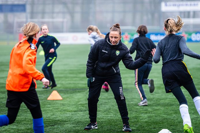 Het ADO-damesteam die gasttraining geeft bij het Scala College.