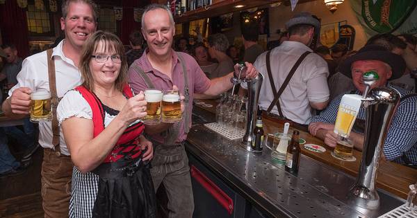Aan het Oktoberbier bij Willy en Willy - De Gelderlander