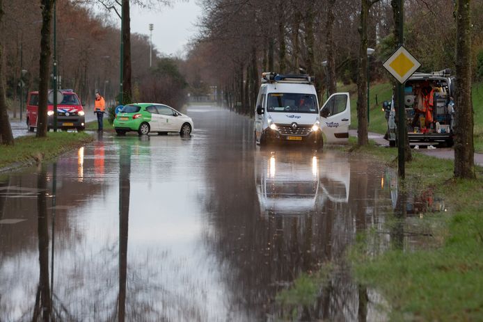Het water op de Koningsweg belemmerde het verkeer donderdag.