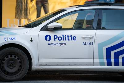 Achtervolging in Antwerpen eindigt met crash: bestuurder was onder invloed, passagier in levensgevaar naar ziekenhuis
