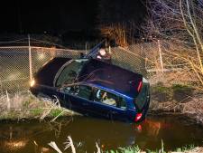 Bestuurster mist bocht en belandt tegen hek en in sloot