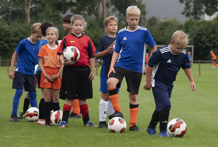 Wierook Pardon vee Opinie: Oké boys, er voetballen ook meiden dus verander die masculiene  clubnaam