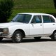De nostalgicus in mij wil Franse auto’s in de Tour zien, zoals de Peugeot 504 met knipperende gele koplampen